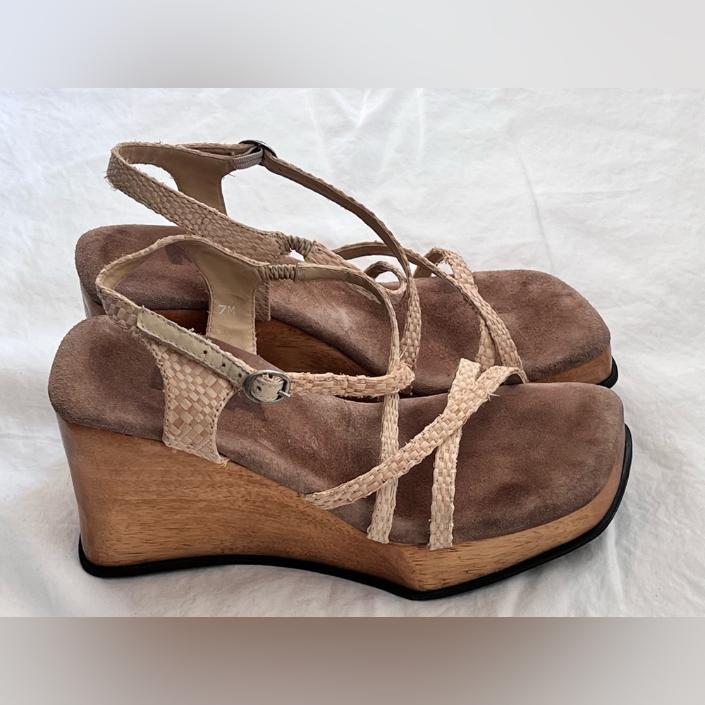 VINTAGE MIA NATURAL RAFFIA PLATFORM WEDGE SANDAL (size 7)